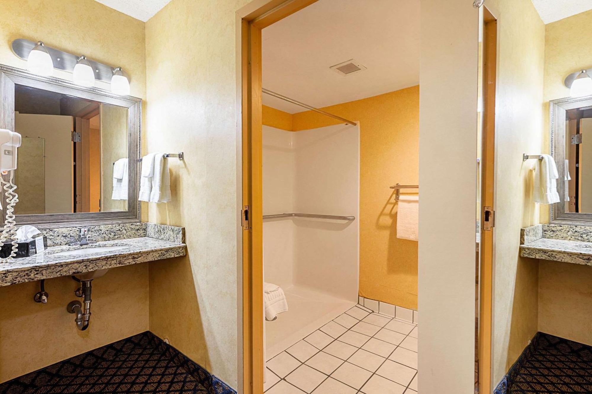 Quality Inn & Suites Coldwater Near I-69 Экстерьер фото